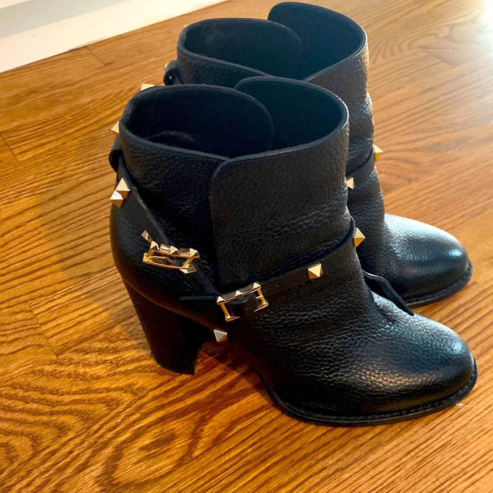 Valentino rockstud leather black 4 inch block heel boots in excellent condition